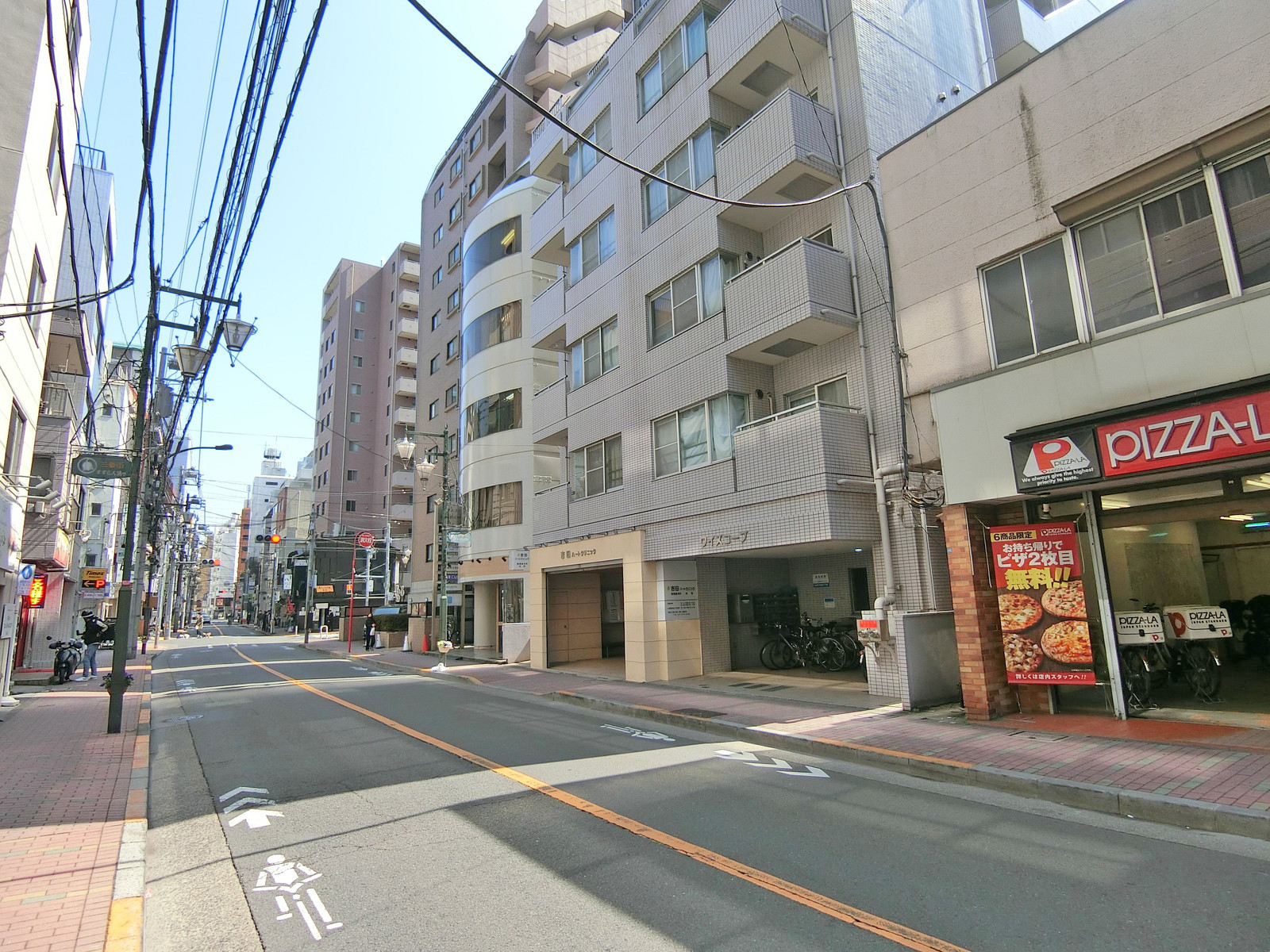 周辺はオフィスや店舗が多いエリア