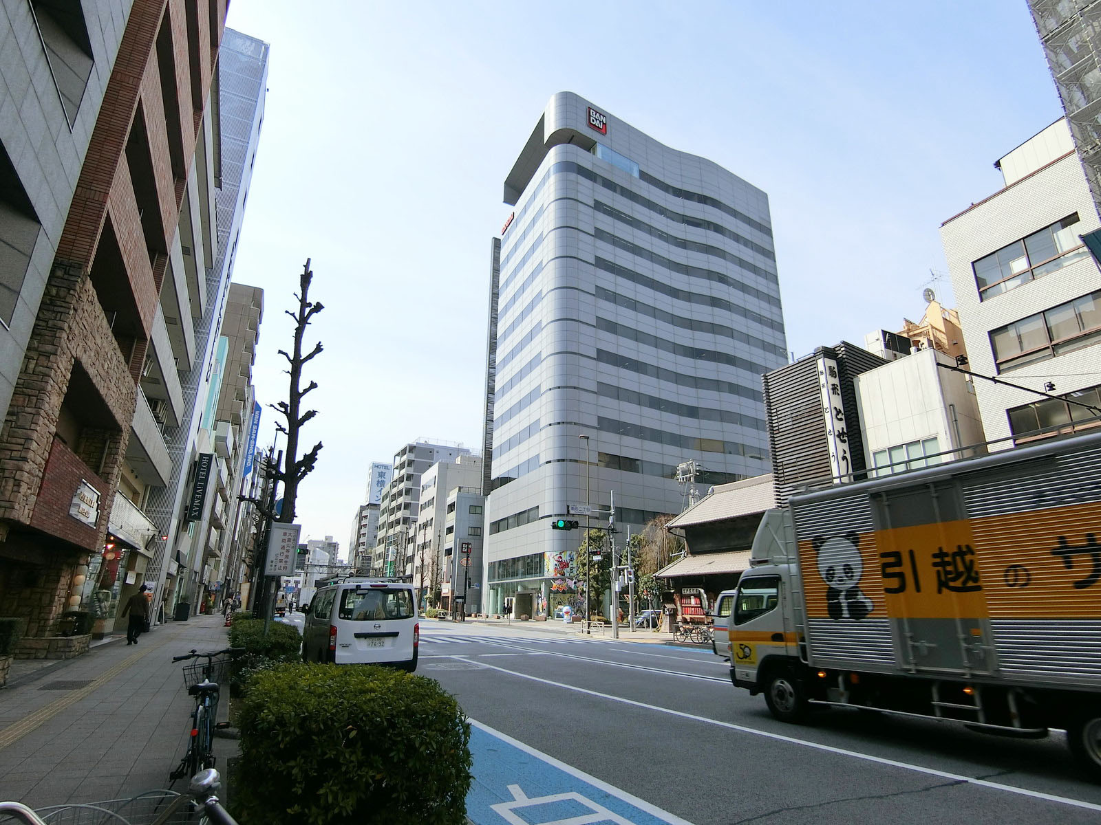 AI.Bビル前面の江戸通り