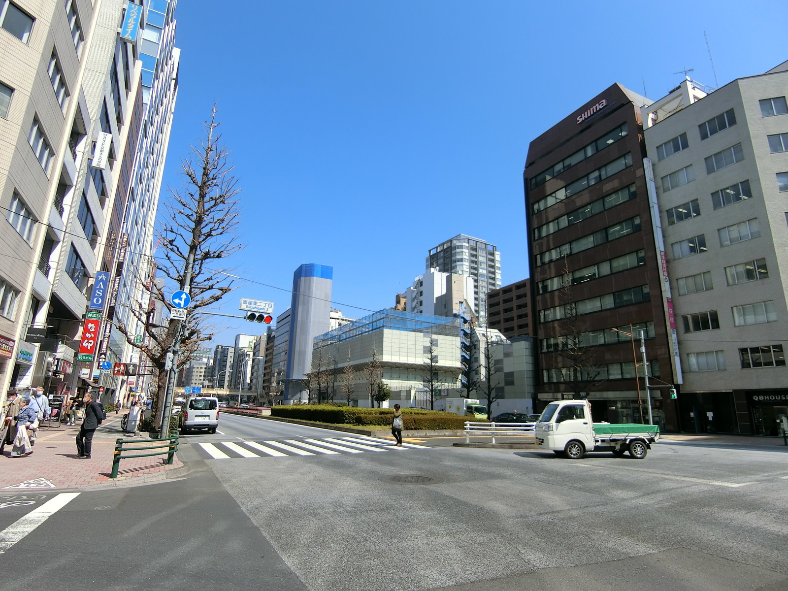 三和産工ビル前面の昭和通り