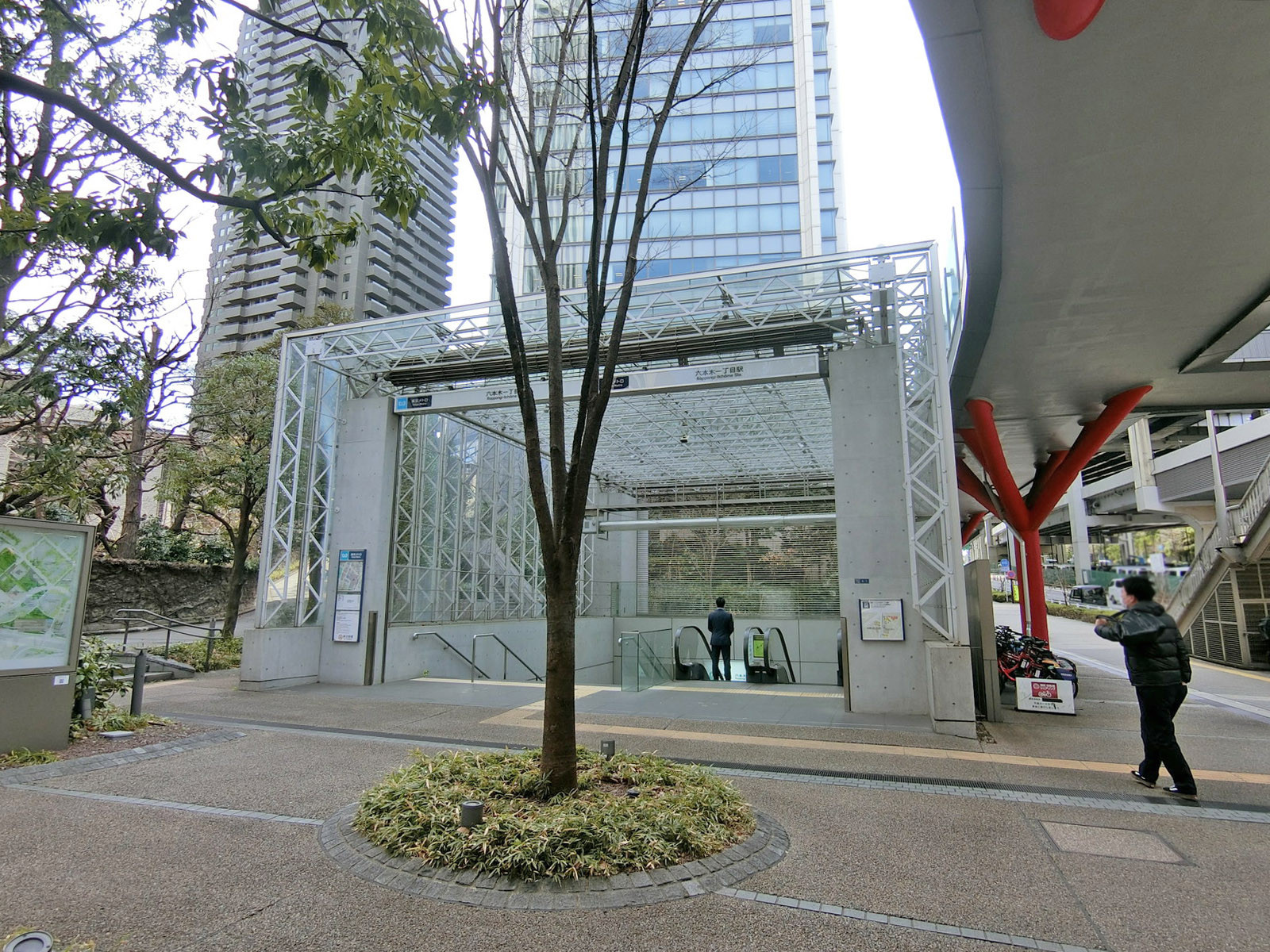 最寄りの「六本木一丁目駅」