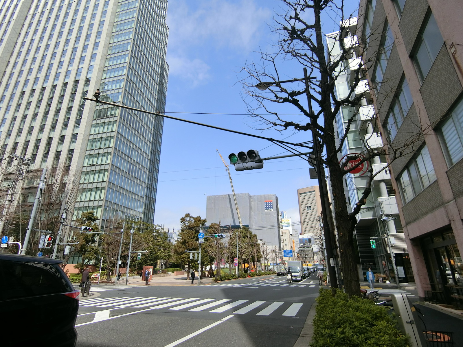周辺はオフィスや学校が立ち並ぶエリア
