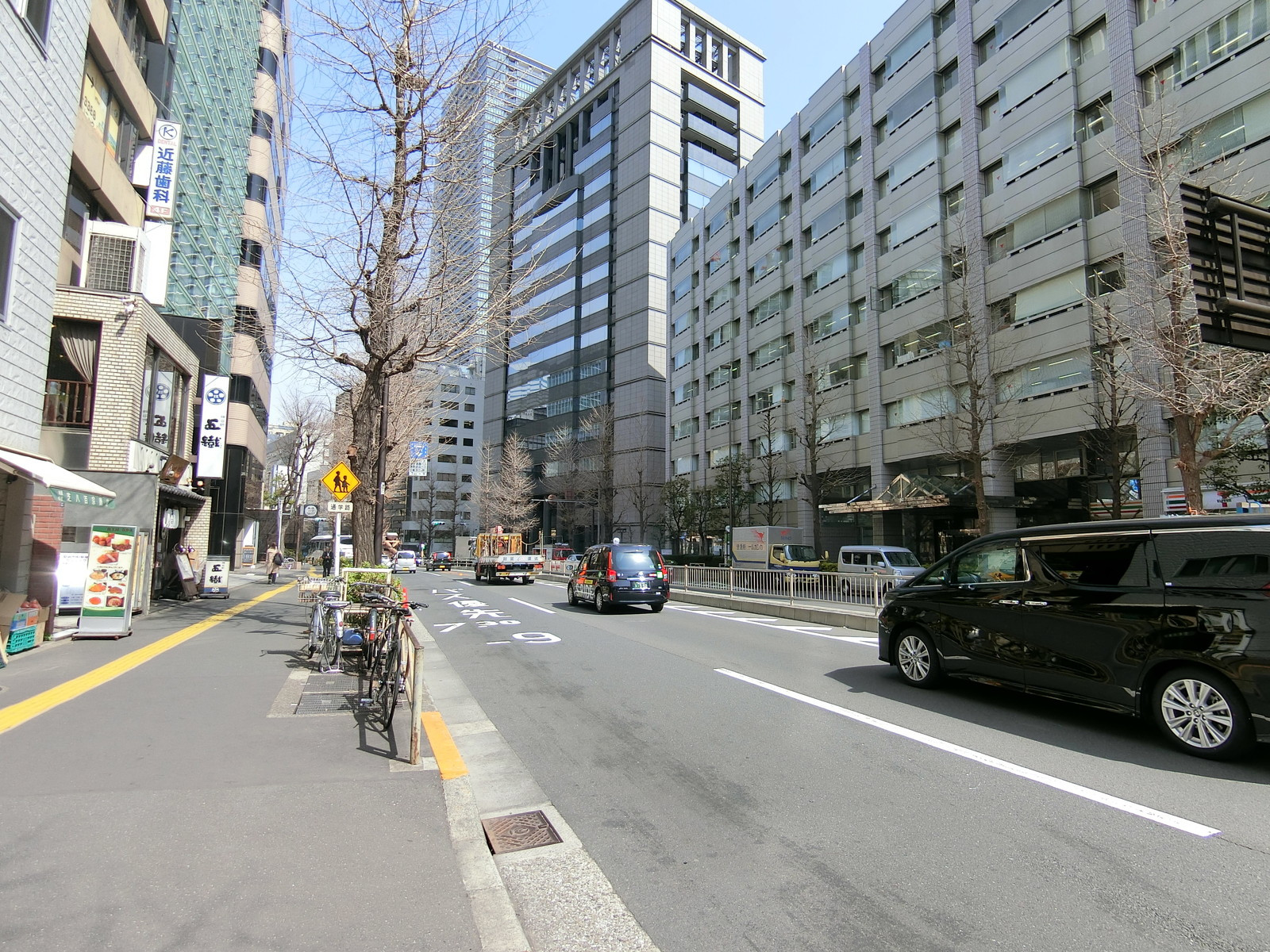第三松坂ビル前面の桜田通り