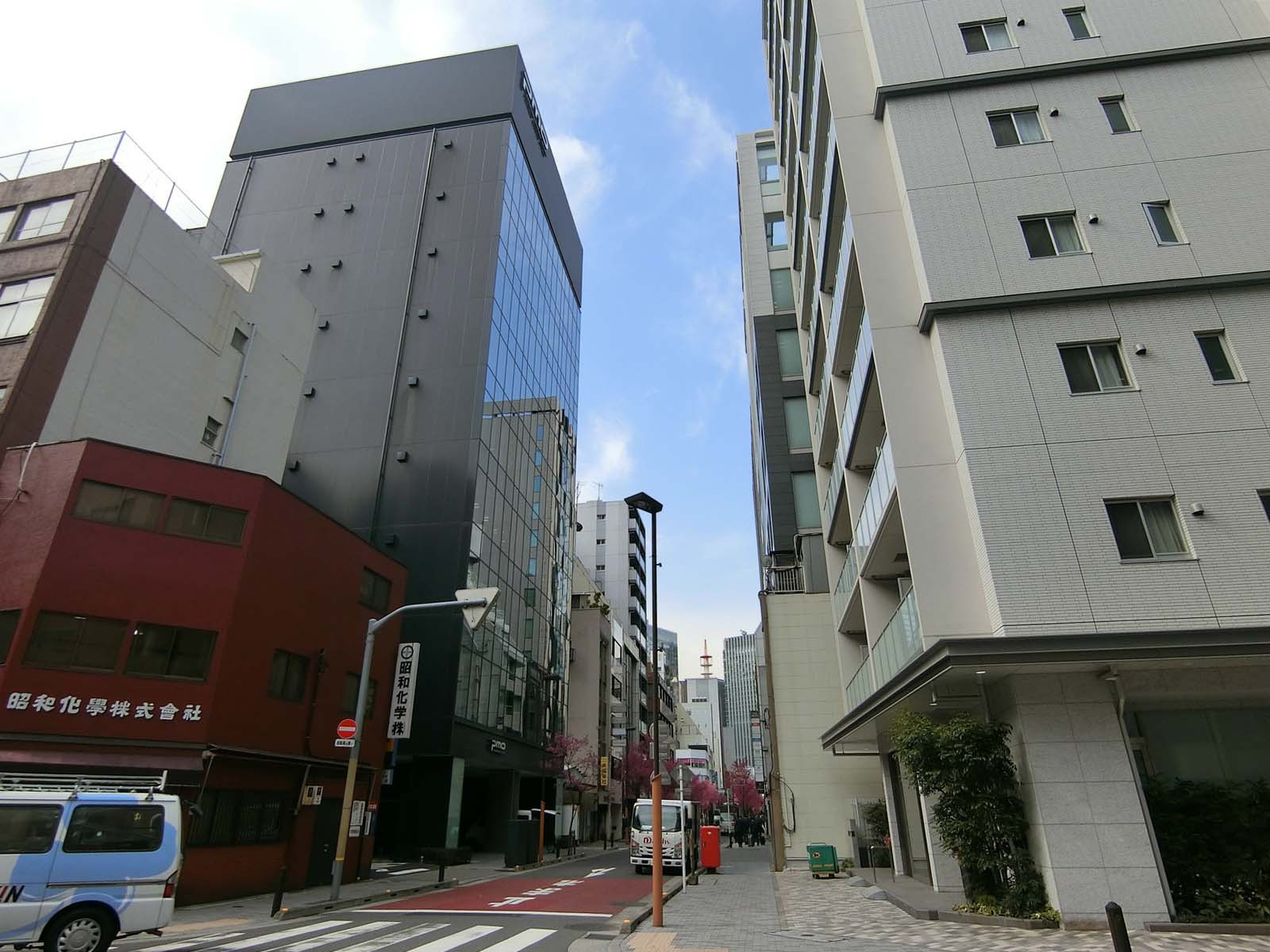 周辺はオフィスビルが立ち並ぶエリア