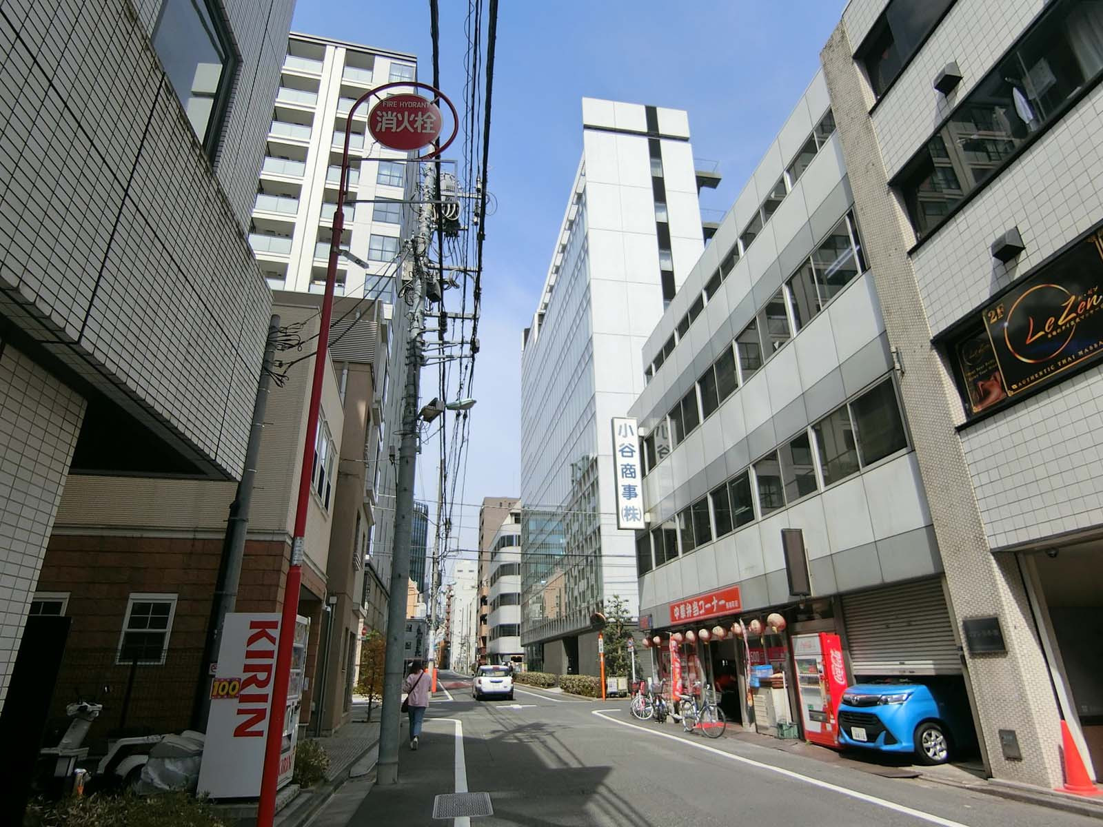 周辺はオフィスビルが立ち並ぶエリア