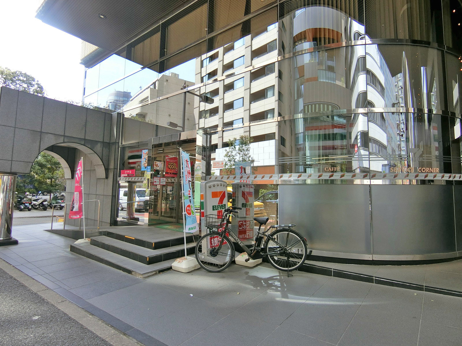 ビル前のセブンイレブン 虎ノ門4丁目店