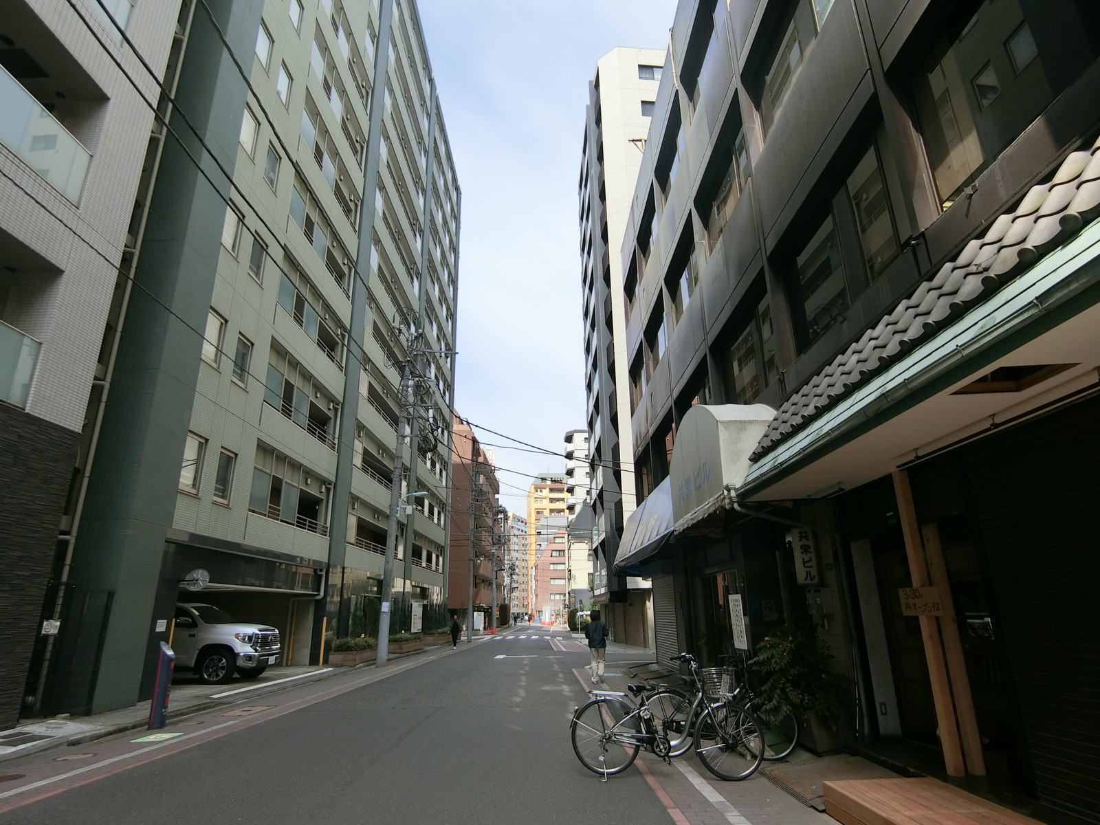 共栄ビル前面の通り