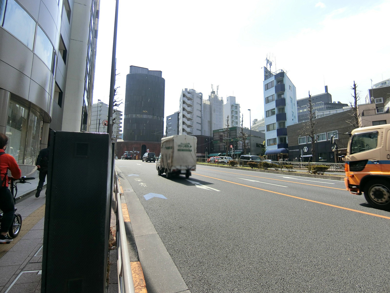 AURA麻布台前面の通り