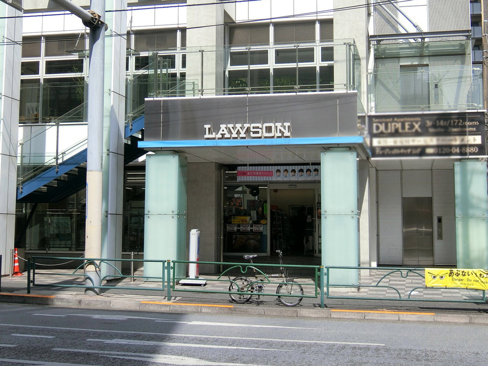 徒歩1分のローソン 六本木三丁目店