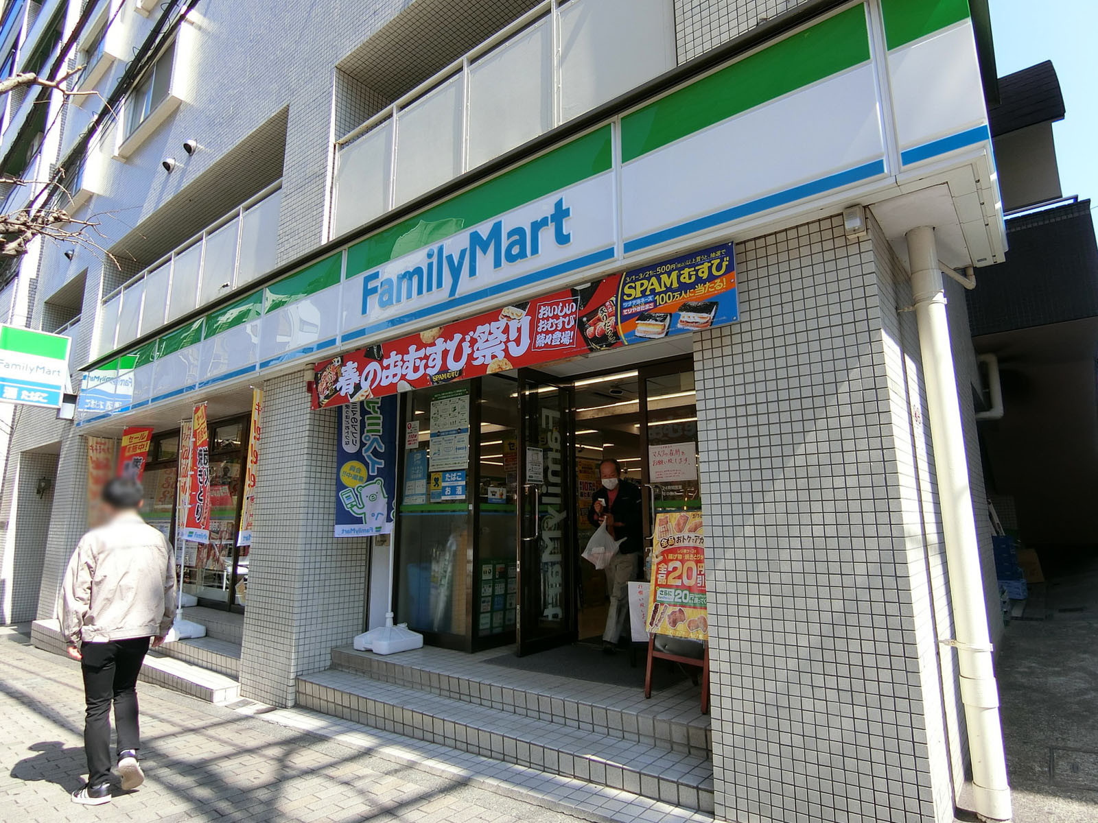 至近のファミリーマート新宿天神町店