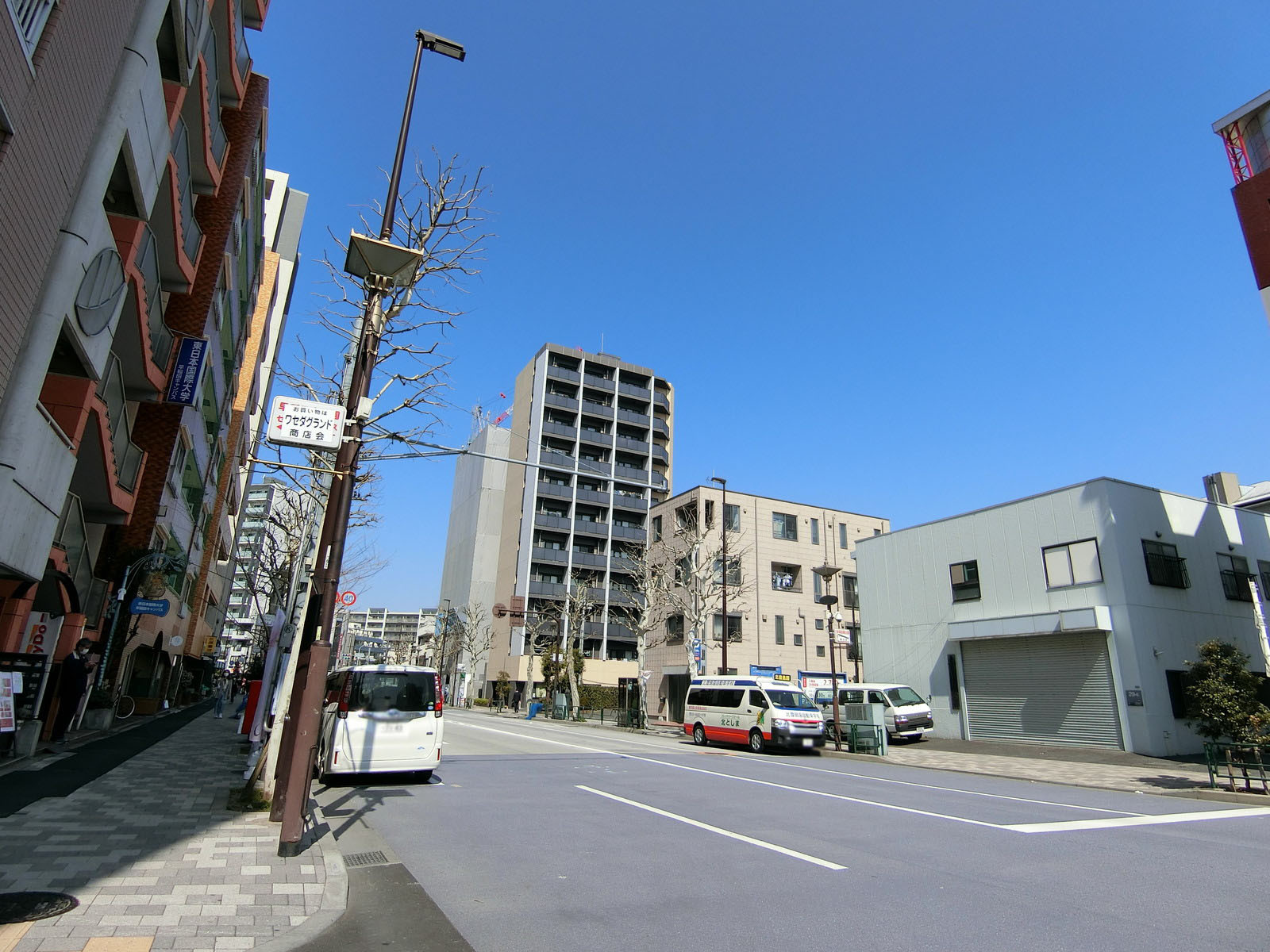 前面の早稲田通り