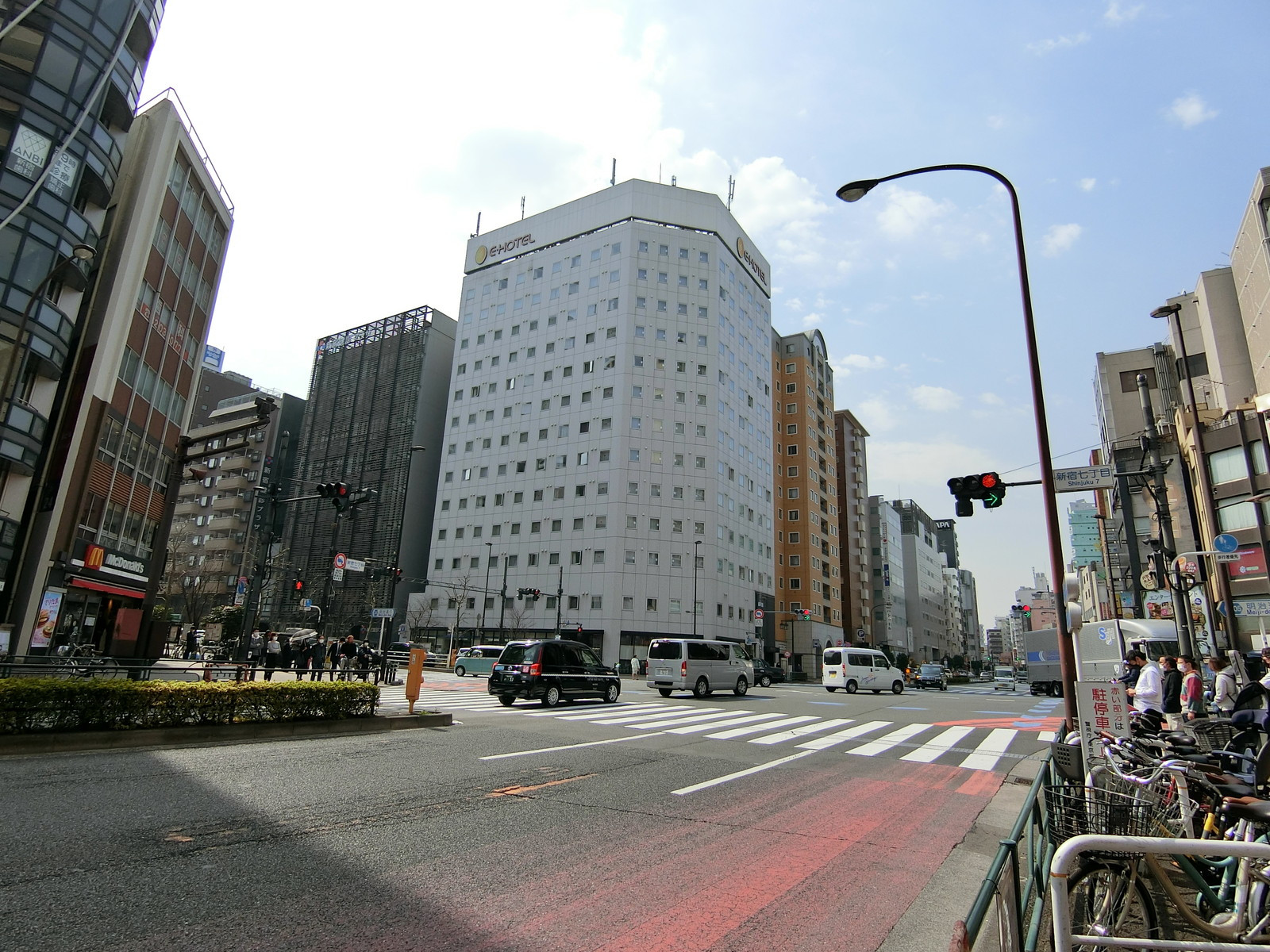 新宿イーストクロスタワー前面の抜弁天通り