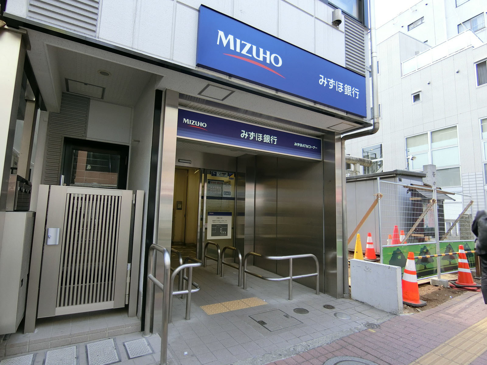 近くのみずほ銀行大久保出張所