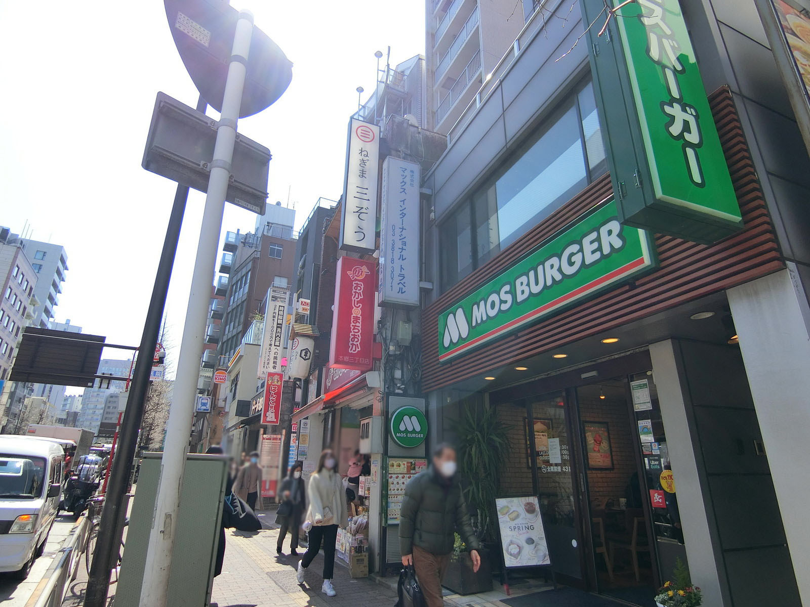 周辺は飲食店が豊富