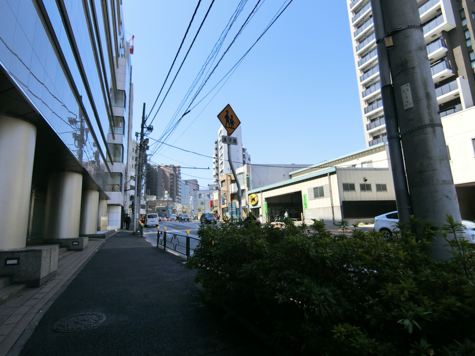 湯島台ビル前面の春日通り