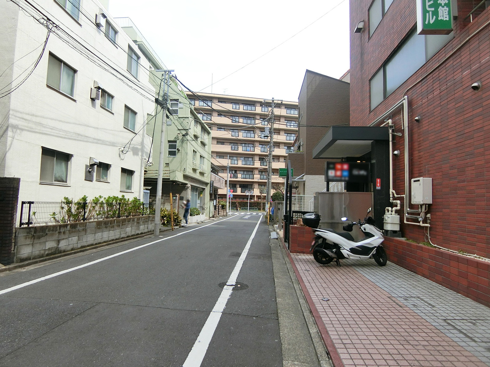 旭本館ビル前面の通り