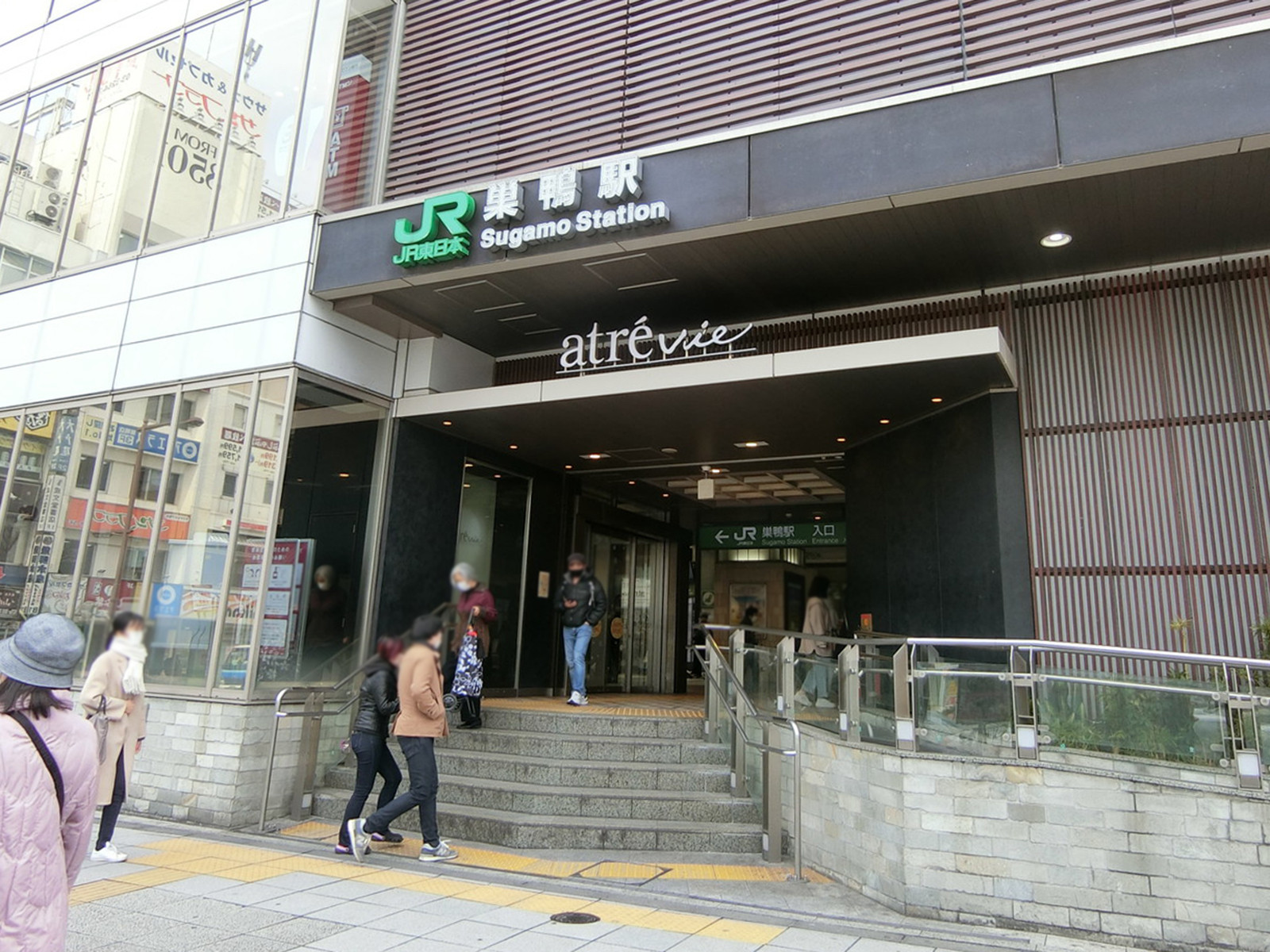 最寄りの「巣鴨駅」