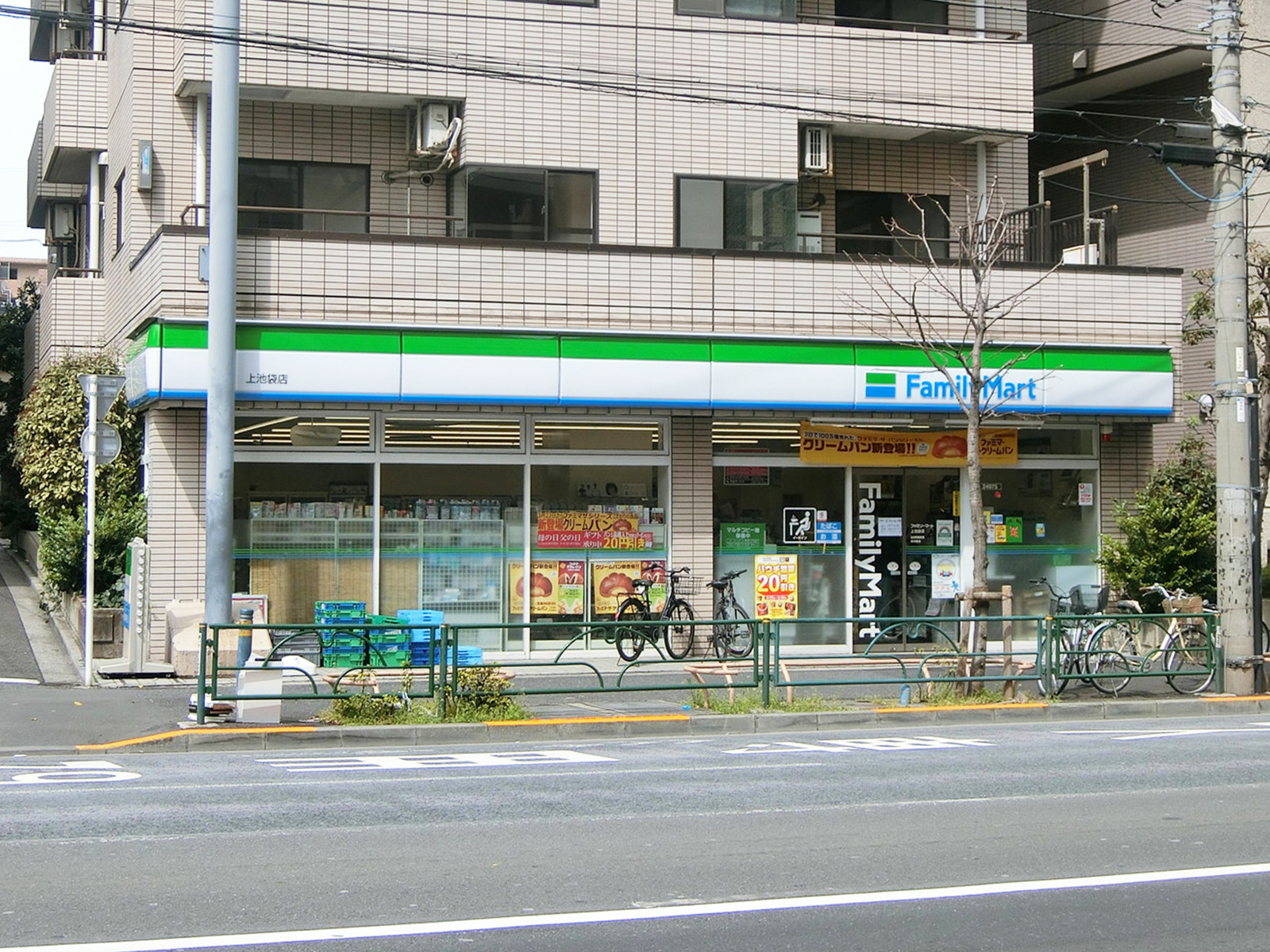 並びのファミリーマート上池袋店