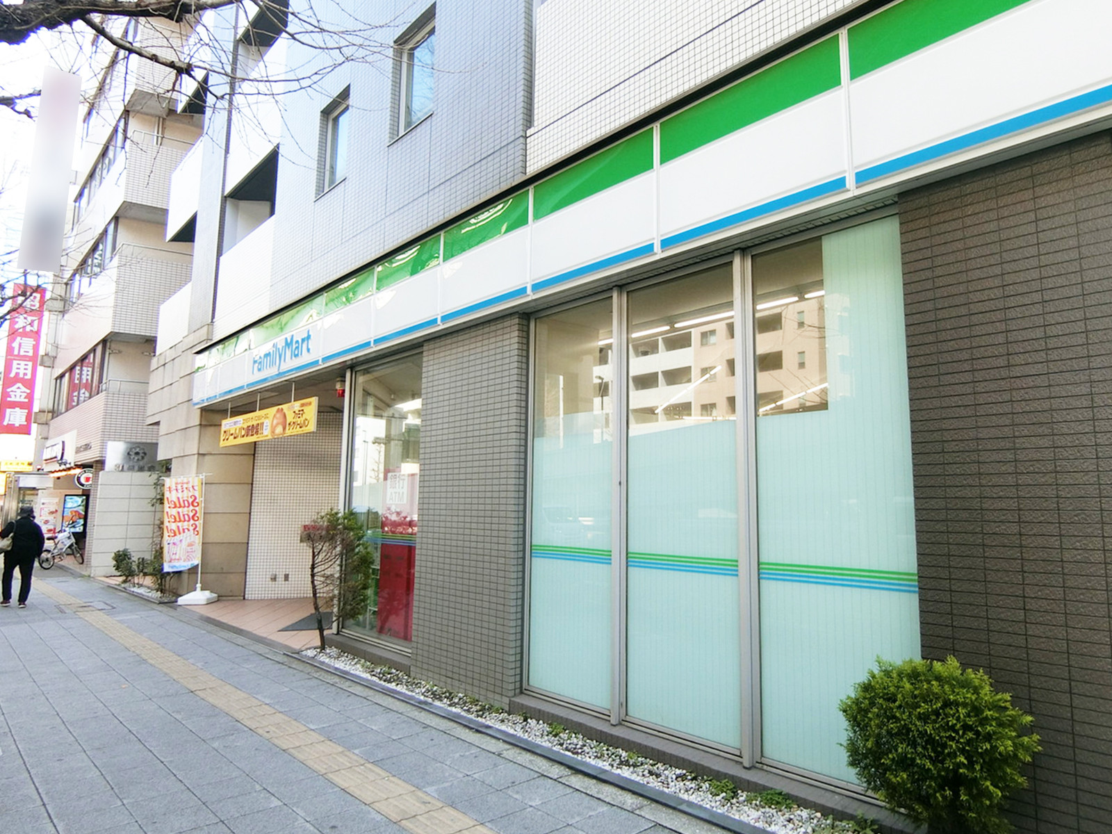 隣のファミリーマート