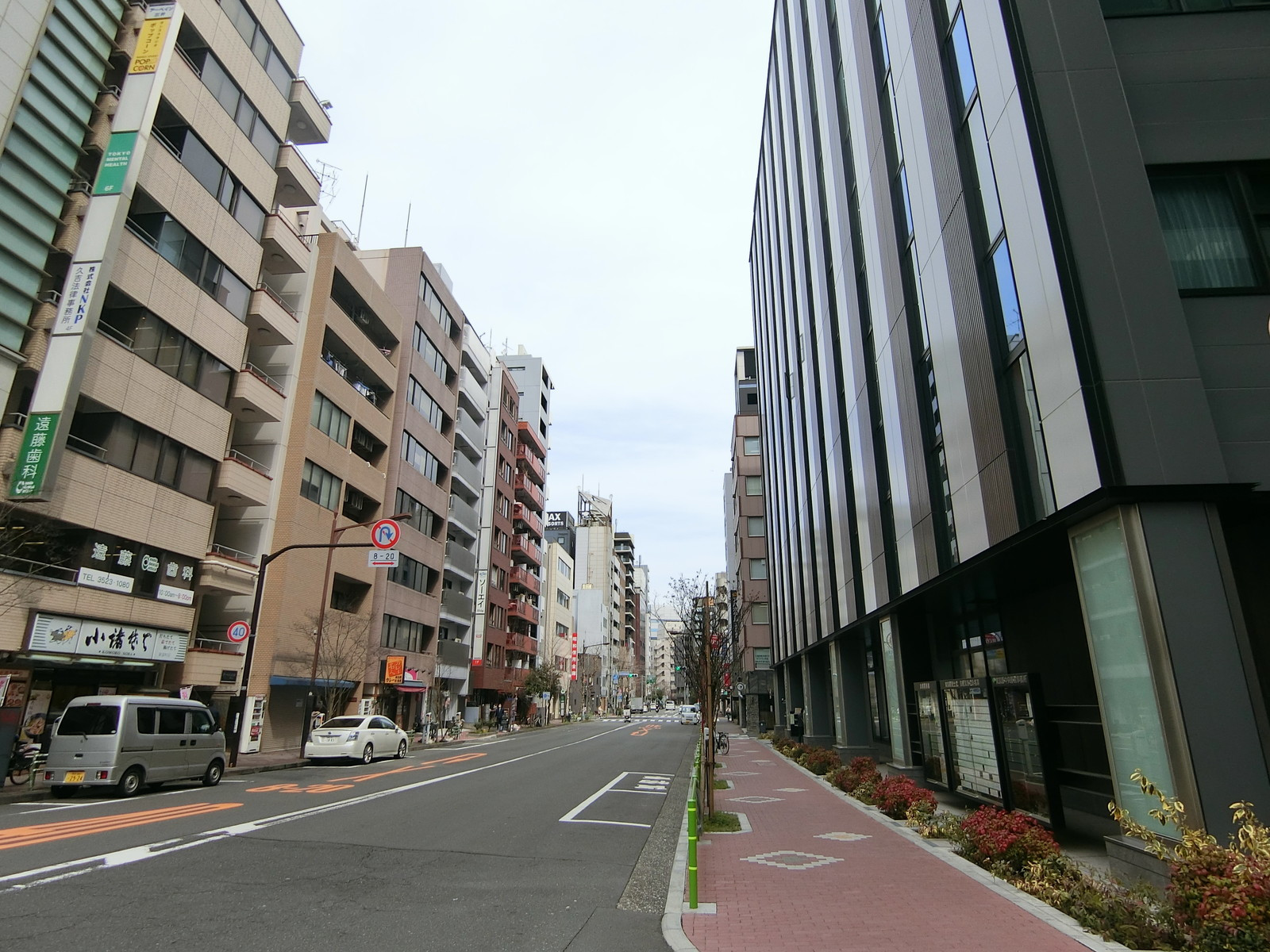 新富ビル前面の通り