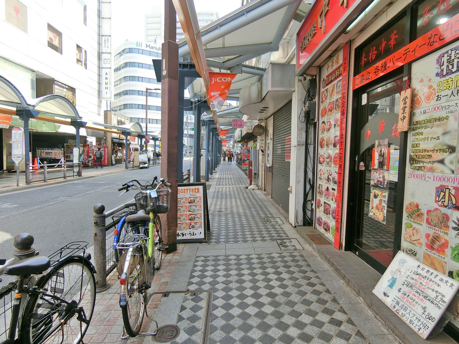 MCMビル前面の通り