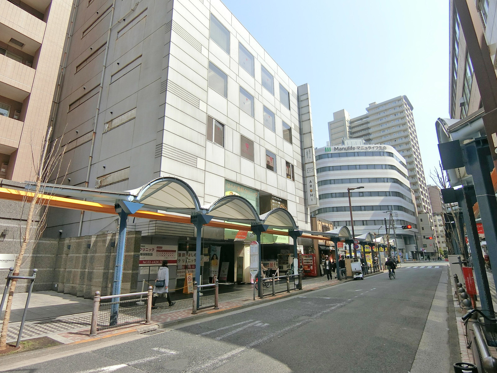 周辺はオフィスや店舗が多いエリア