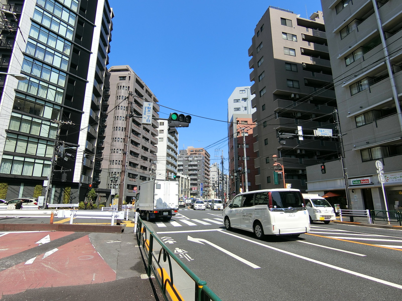 東急ドエルアルス根津前面の不忍通り
