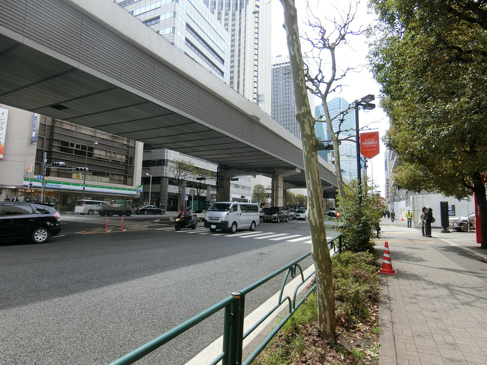 近くの六本木通り