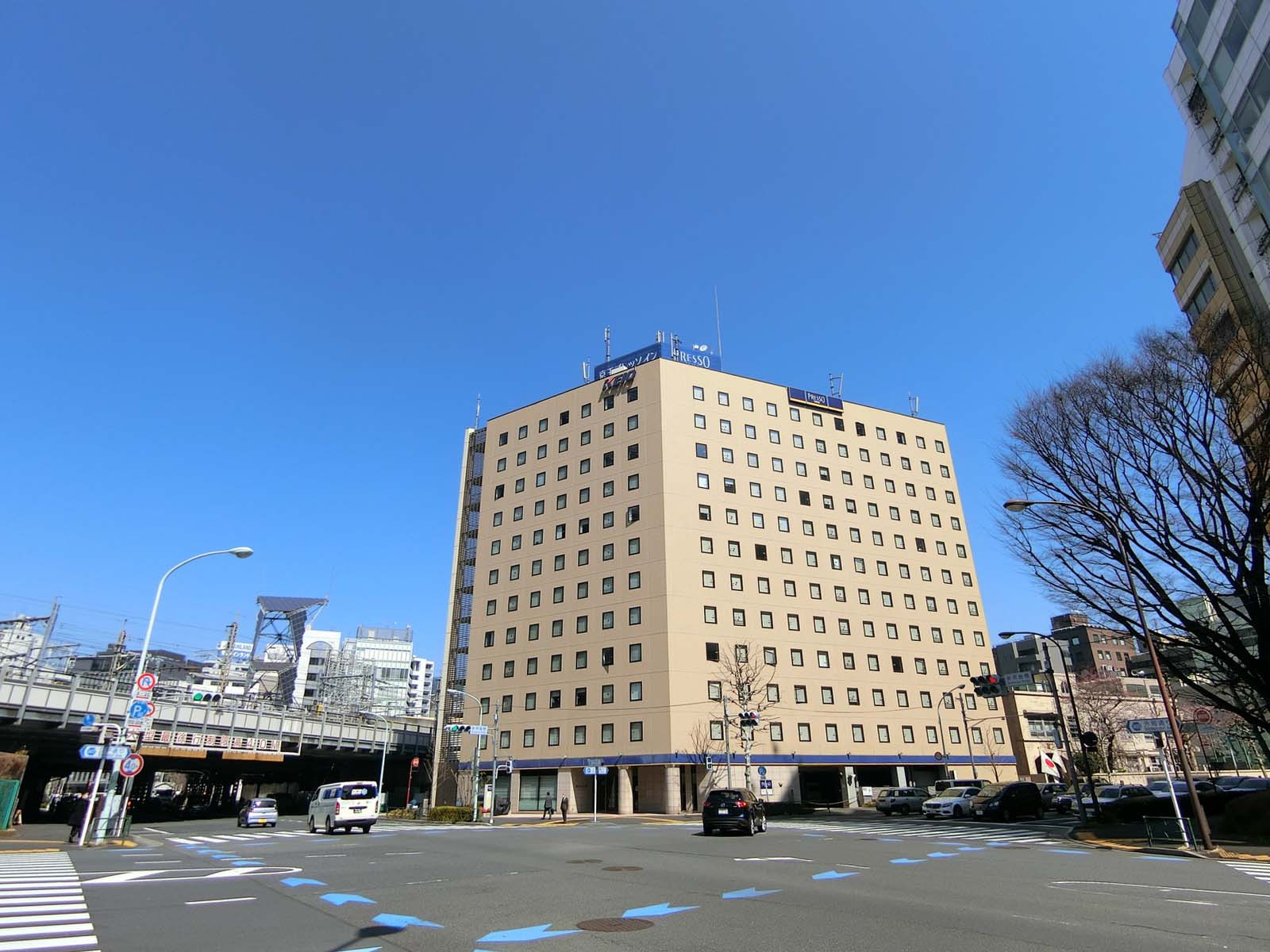 新常磐橋交差点に立地