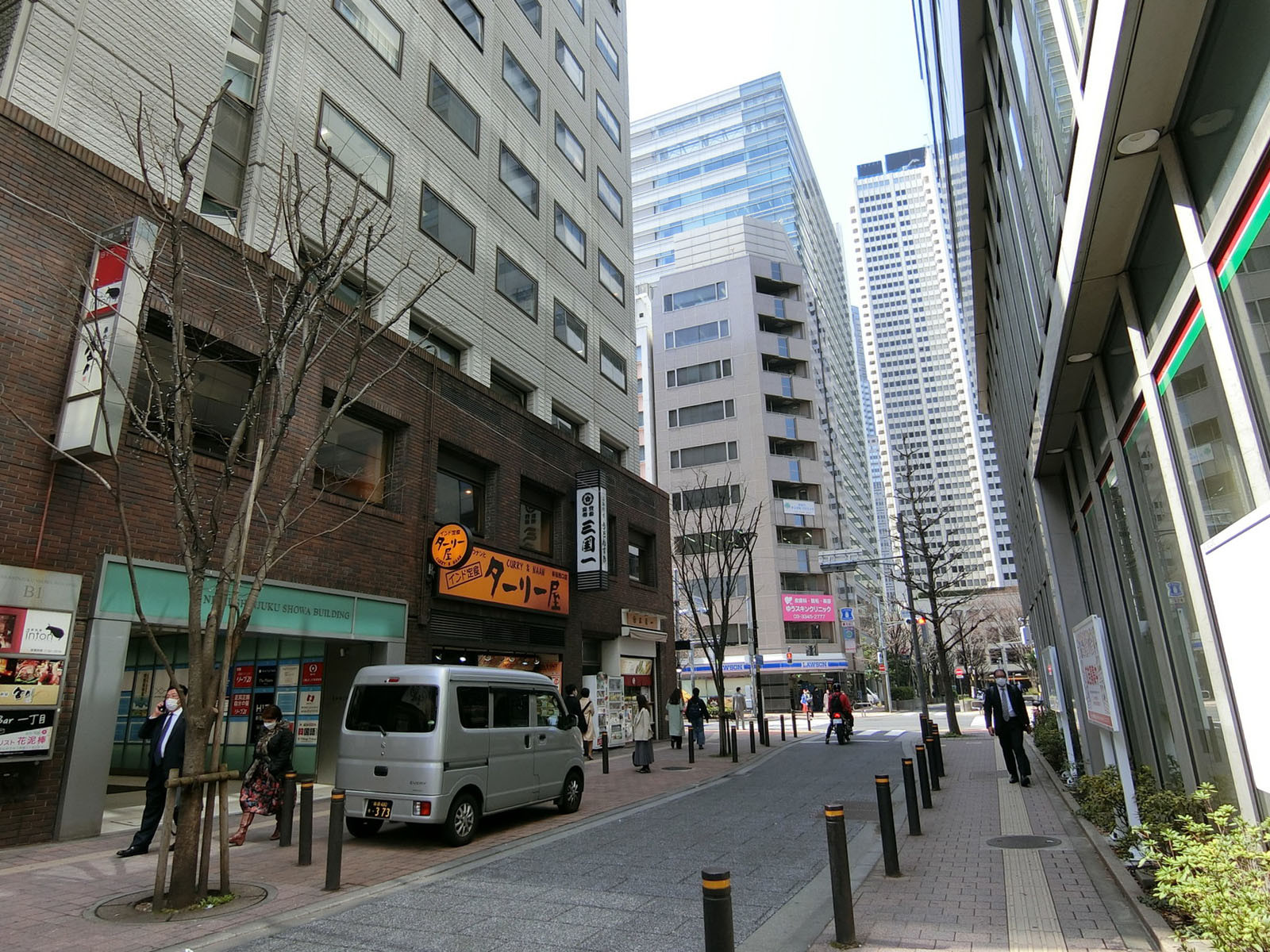 今佐ビル前面の通り