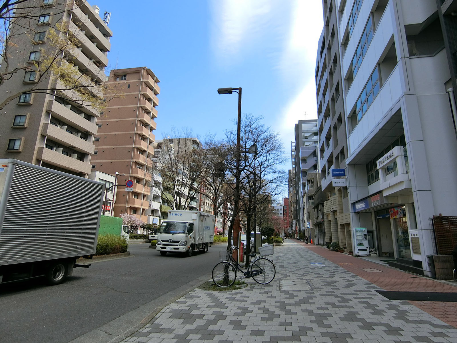 遠山ビル前面の通り