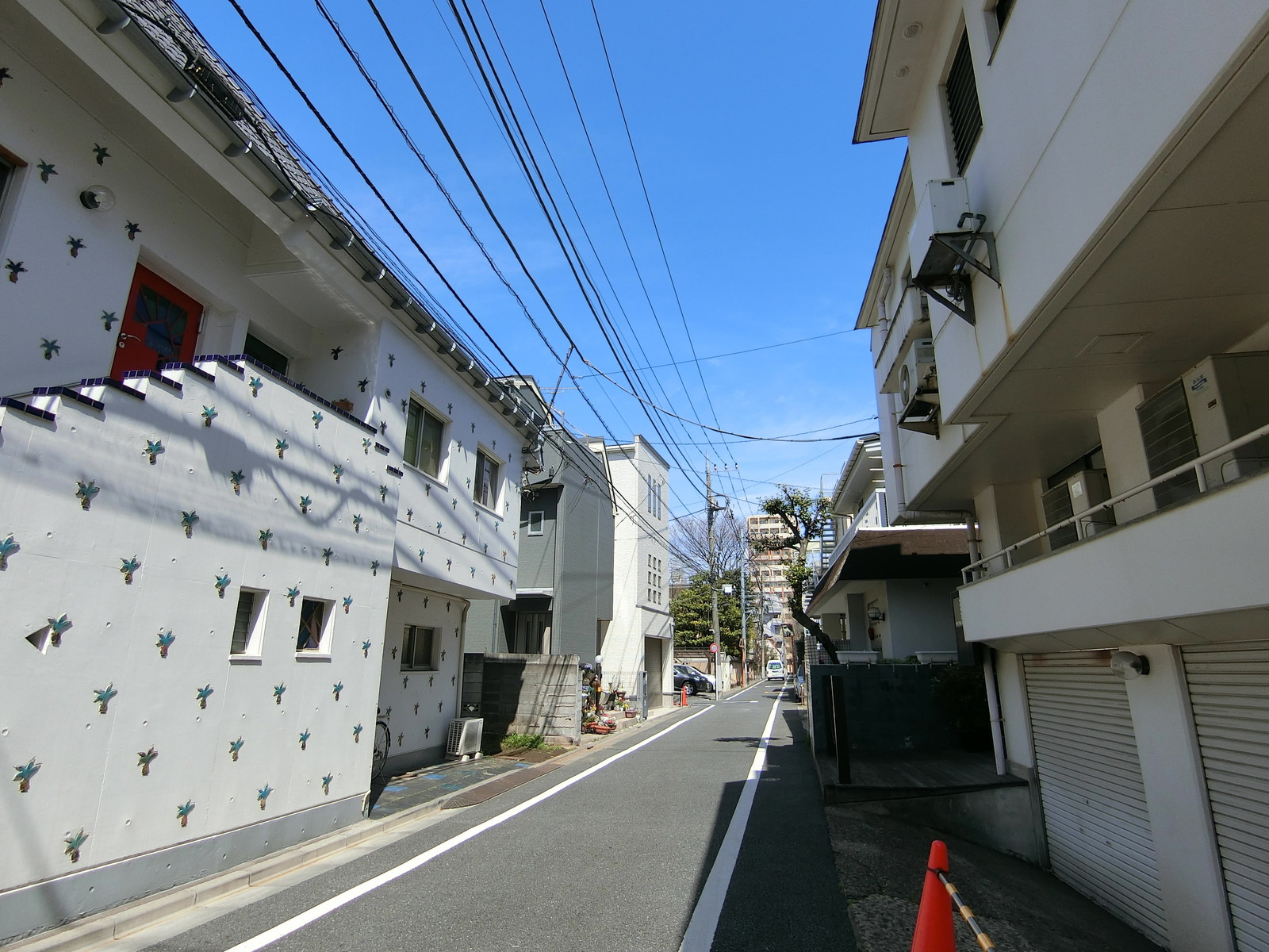 周辺は住宅街