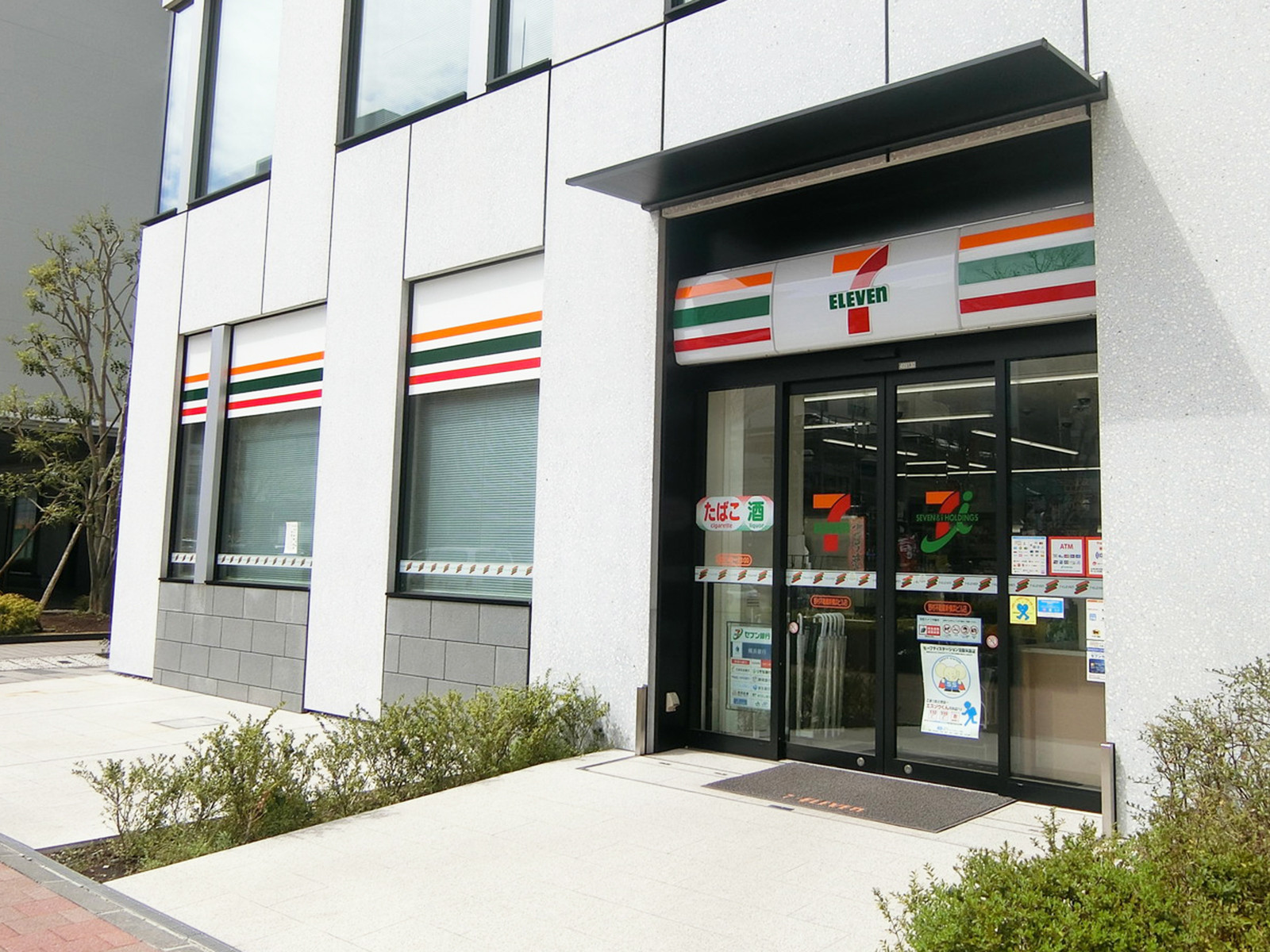向かいのセブンイレブン野村不動産新横浜ビル店