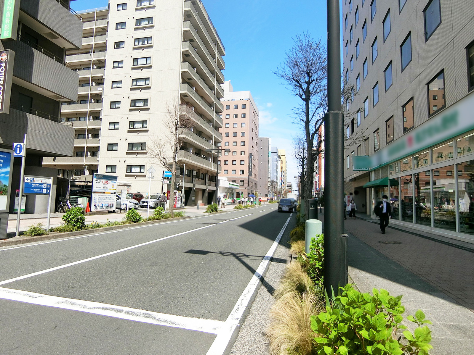 Attend on Tower前面の新横浜中央通り