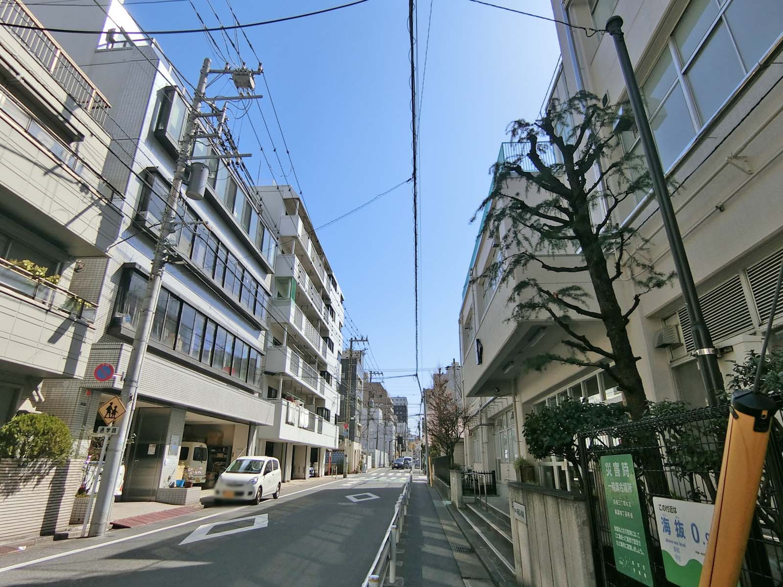 井苅ビル前面の通り