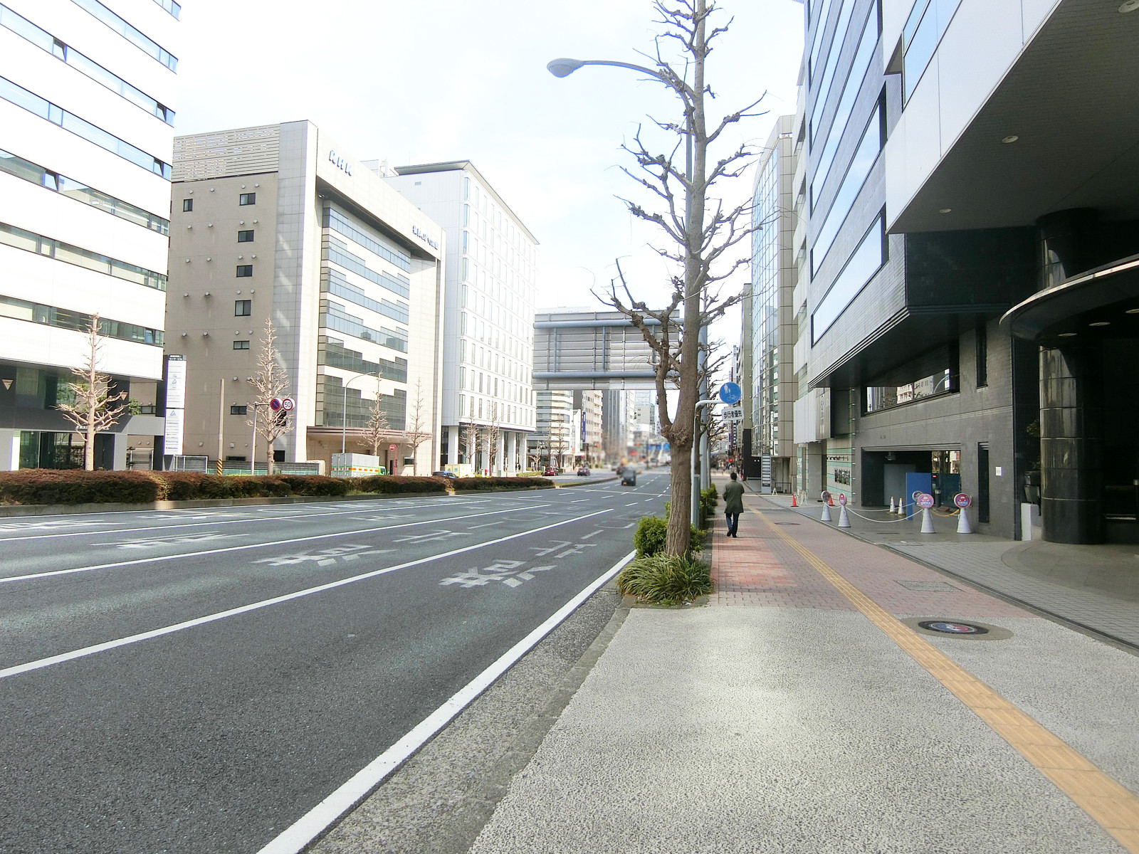 新横浜第二センタービル前面の宮内新横浜線