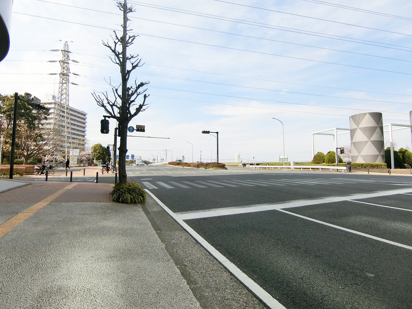 共立新横浜ビル前面の宮内新横浜線