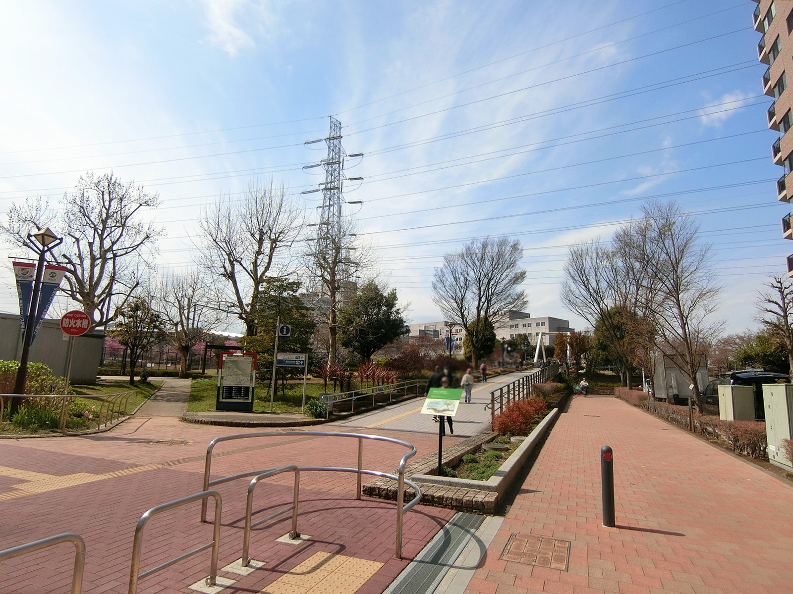 近くの新横浜駅前公園