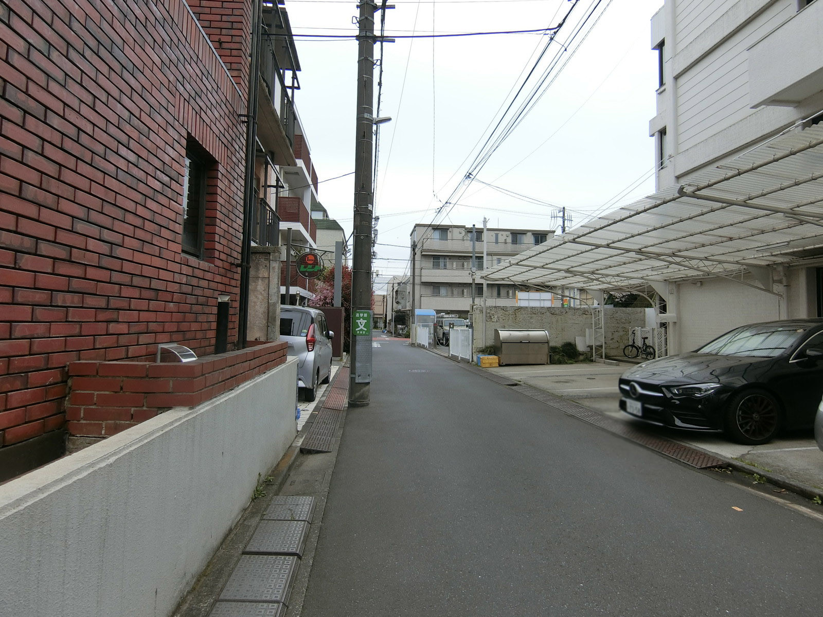 ニュー千駄ヶ谷マンション前面の通り