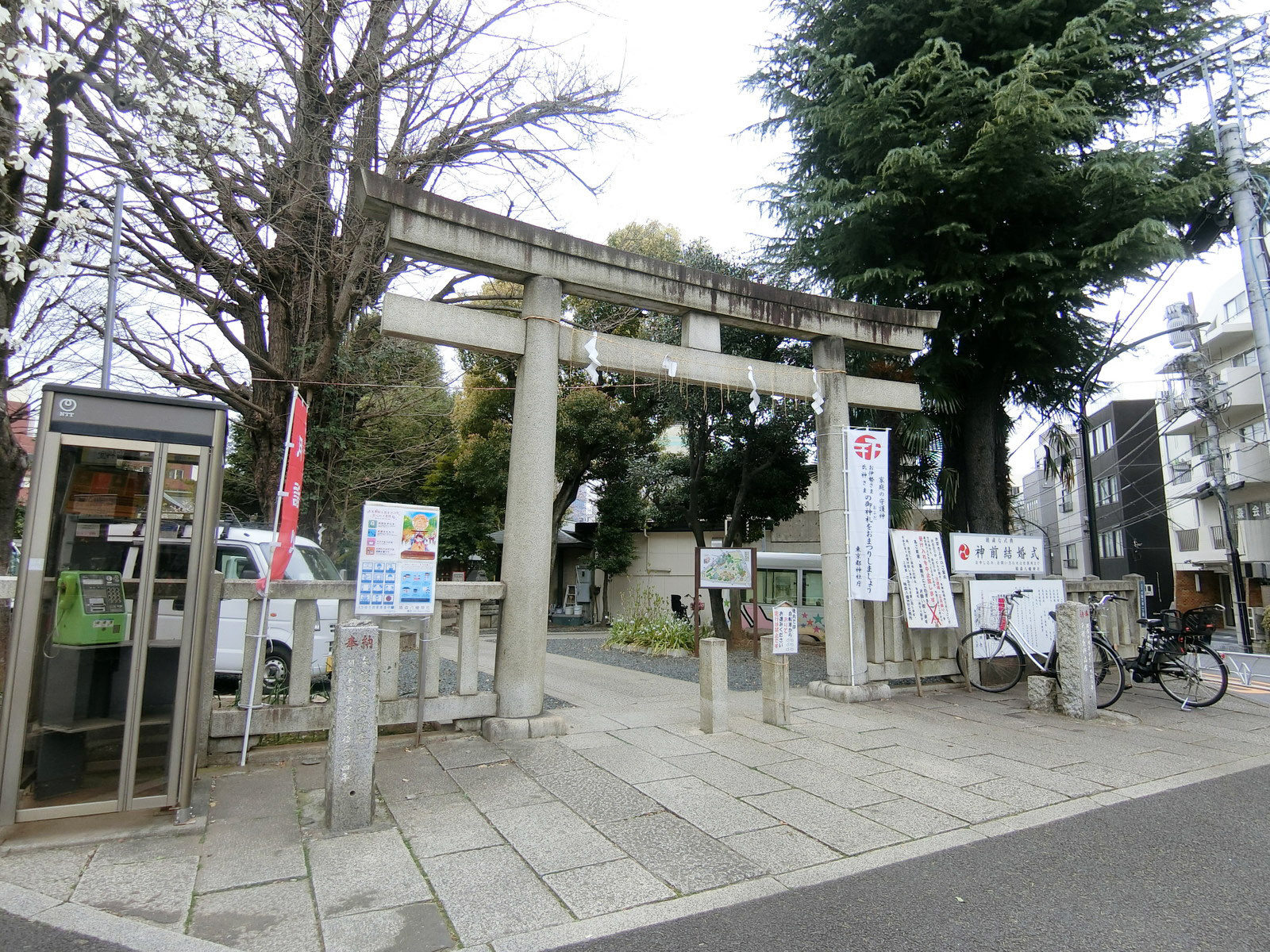 徒歩1分の鳩森八幡神社