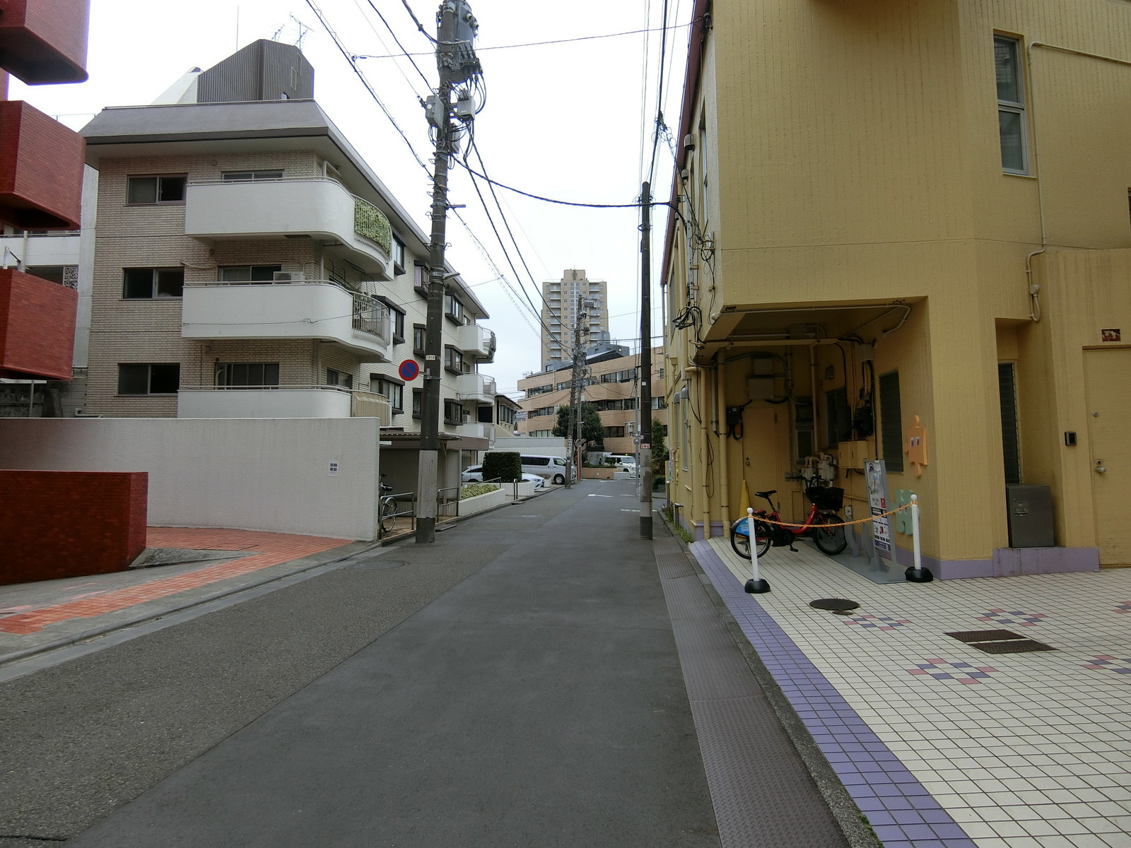 六美ビル前面の通り