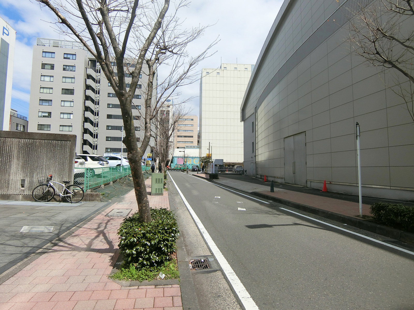 AR新横浜ビル前面の通り