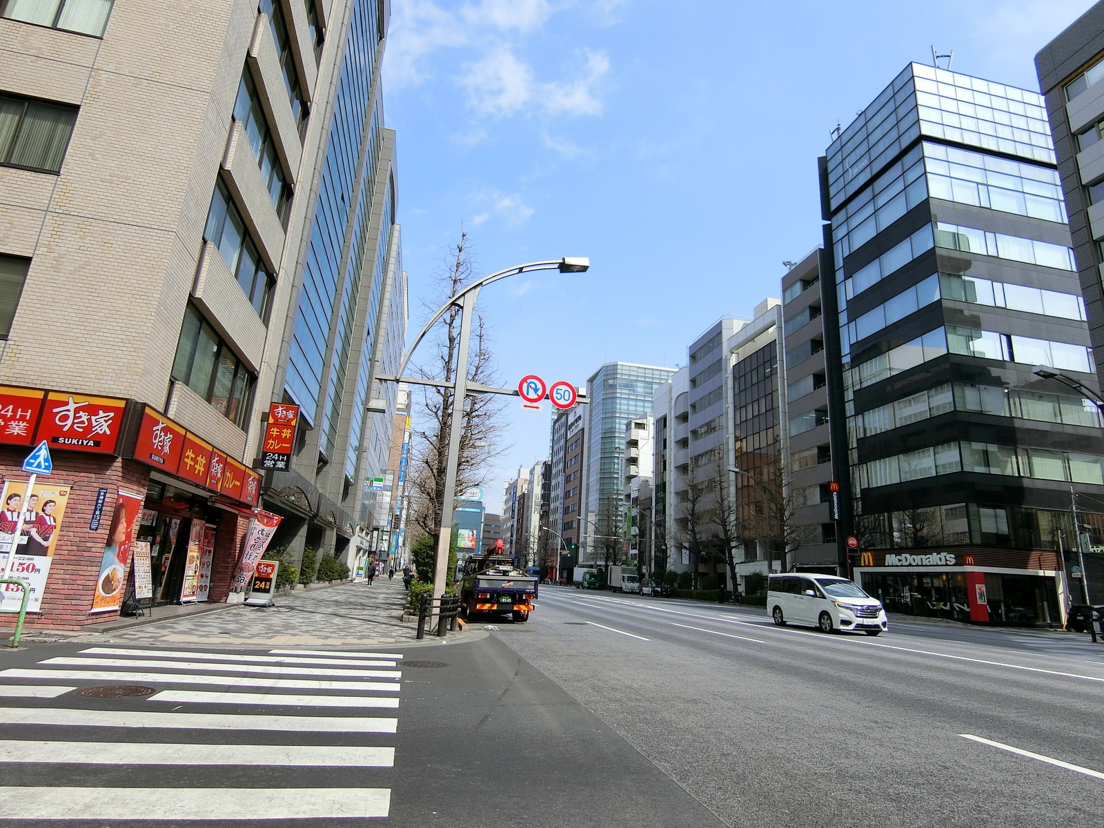 外神田Sビル前面の中央通り