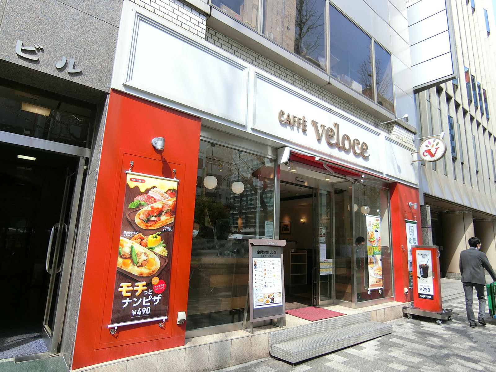 向かいのカフェ・ベローチェ末広町店