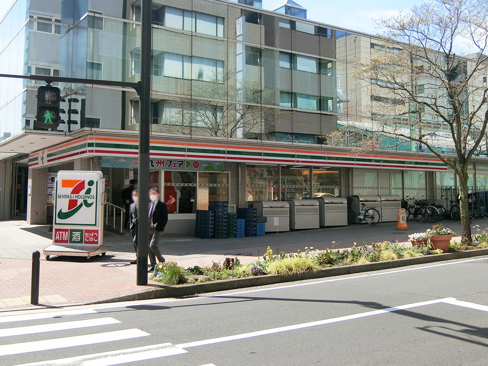 斜め向かいのセブン-イレブン新横浜2丁 目店