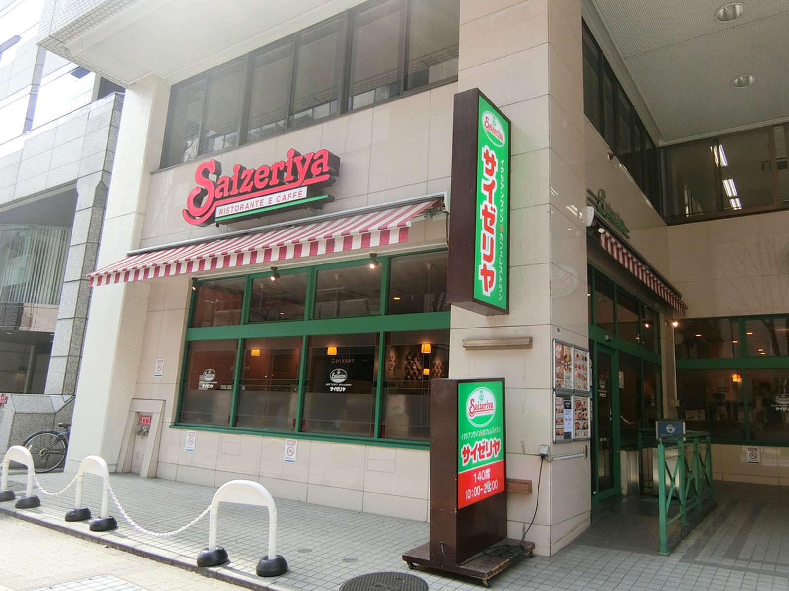 向かいのサイゼリヤ新横浜アリーナ通り店
