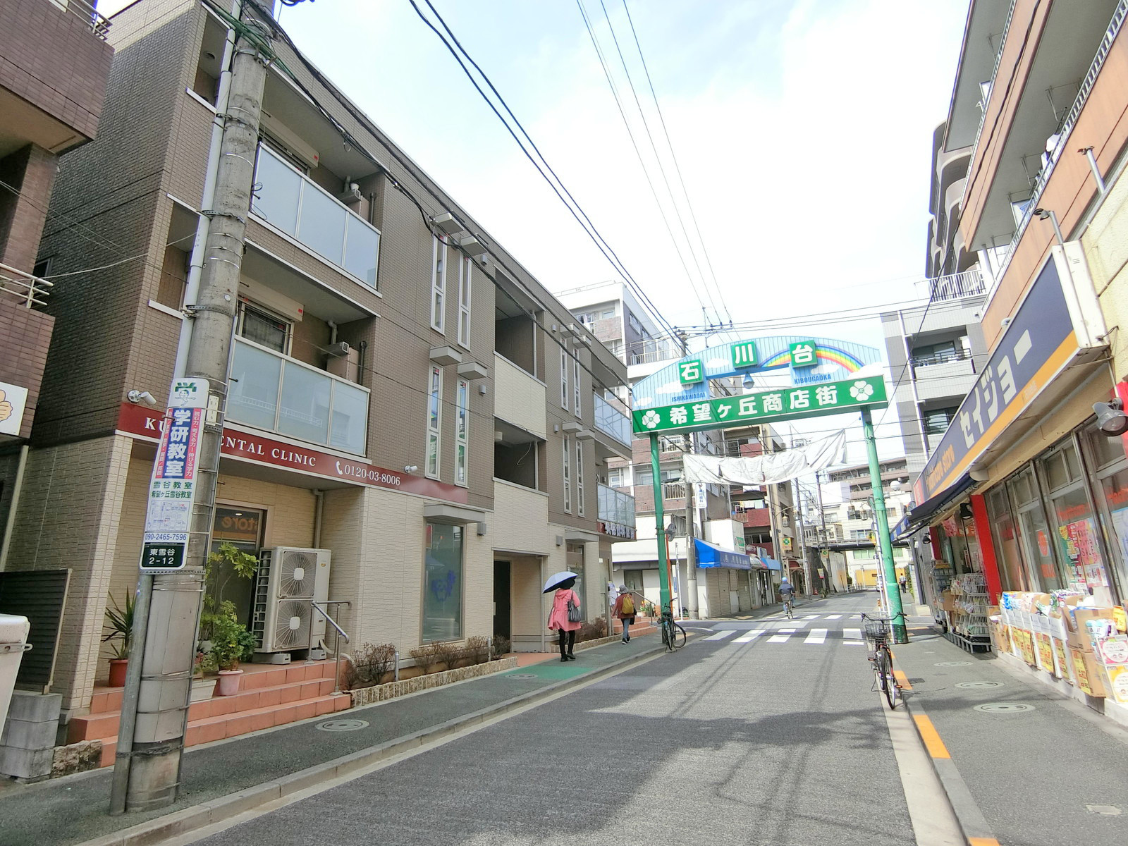 周辺は人通りの多い賑やかなエリア