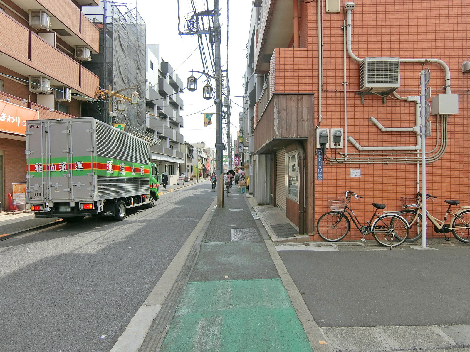 三和ビル前面の通り