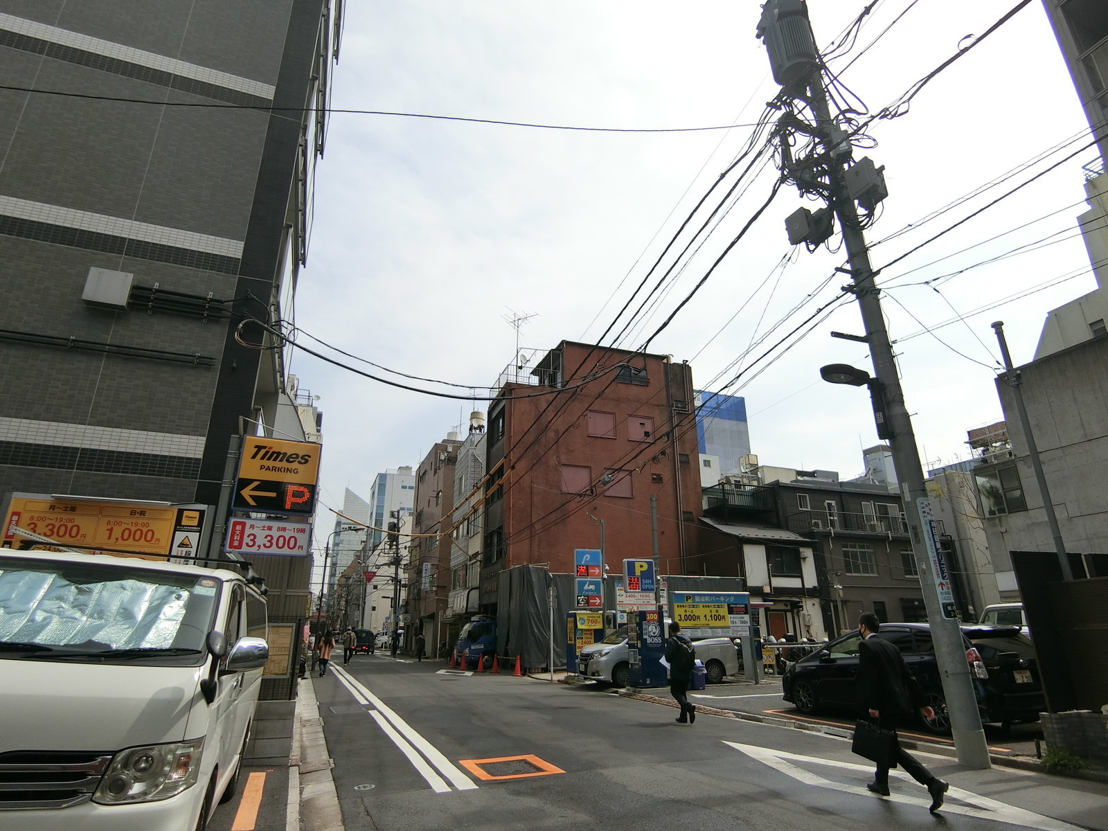 AD神田駅東口ビル2前面の通り