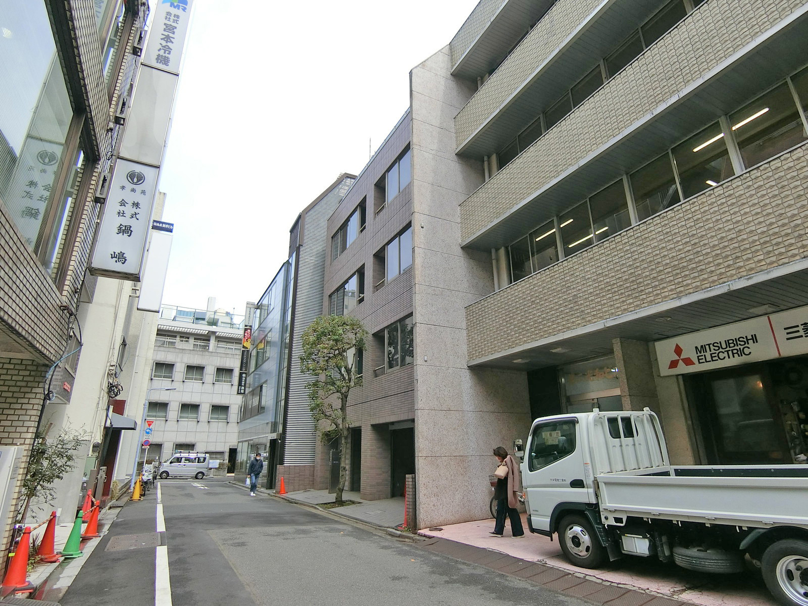 周辺はオフィスや店舗が多い