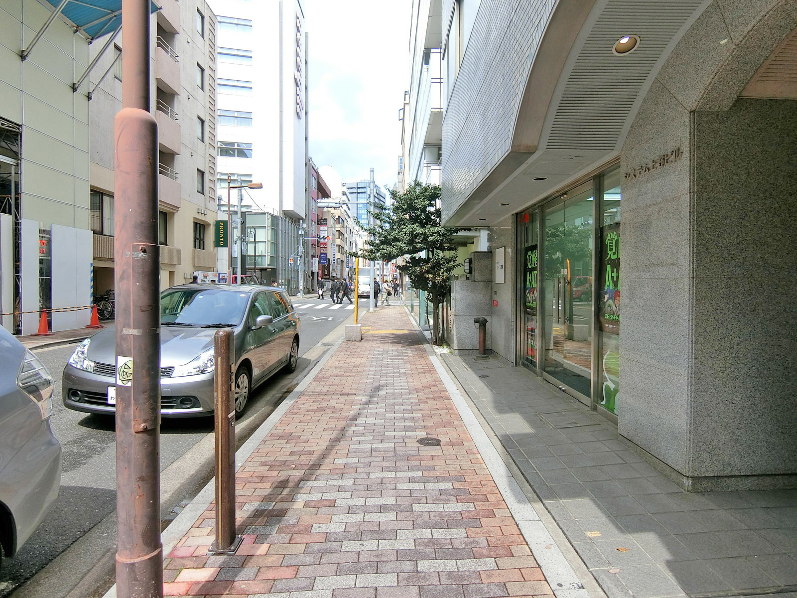 旭ビル前面の通り